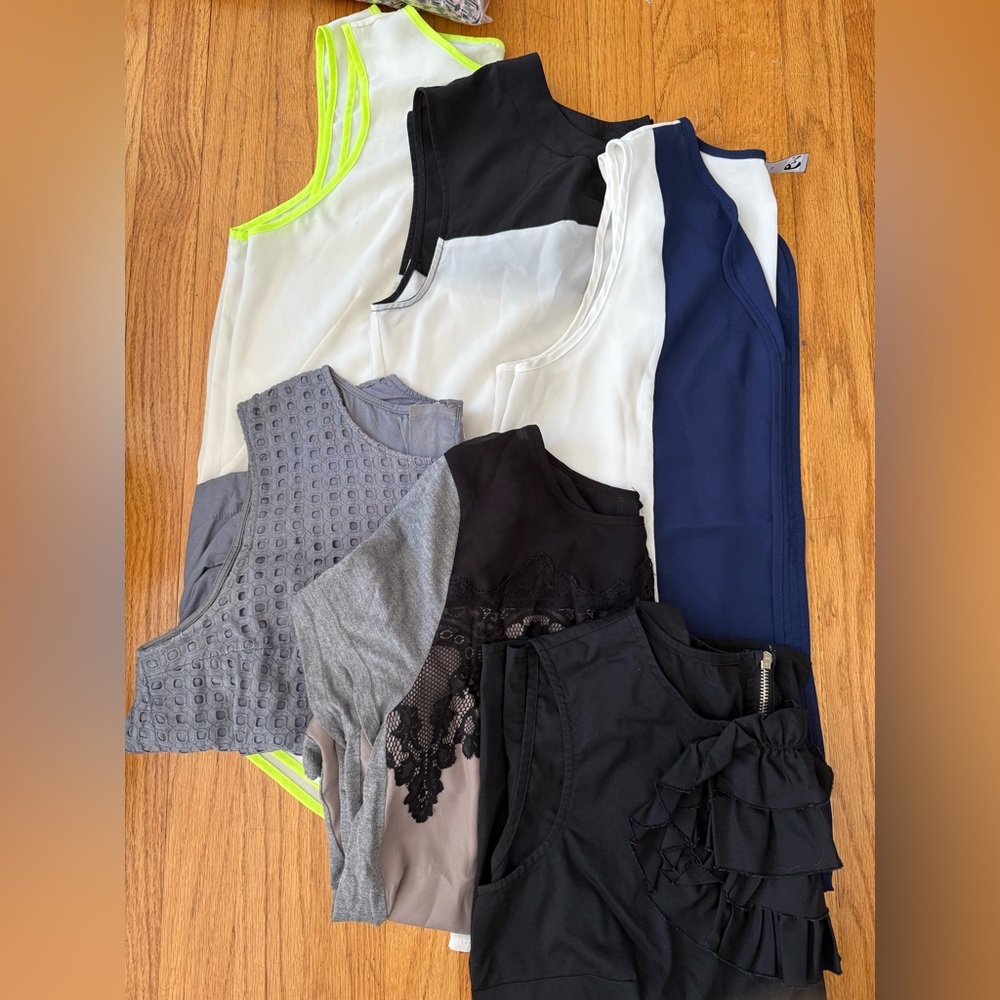 6 Women's Assorted Sleeveless Tops -Size Medium